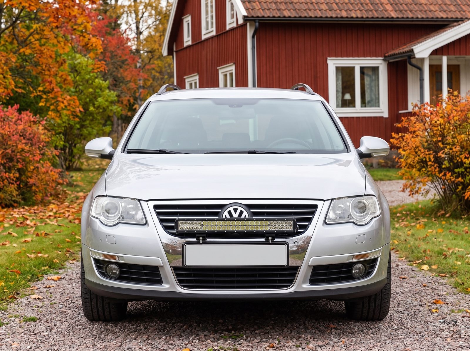 LED-rampen monterad framtill på en kombi, ovanför registreringsskylten