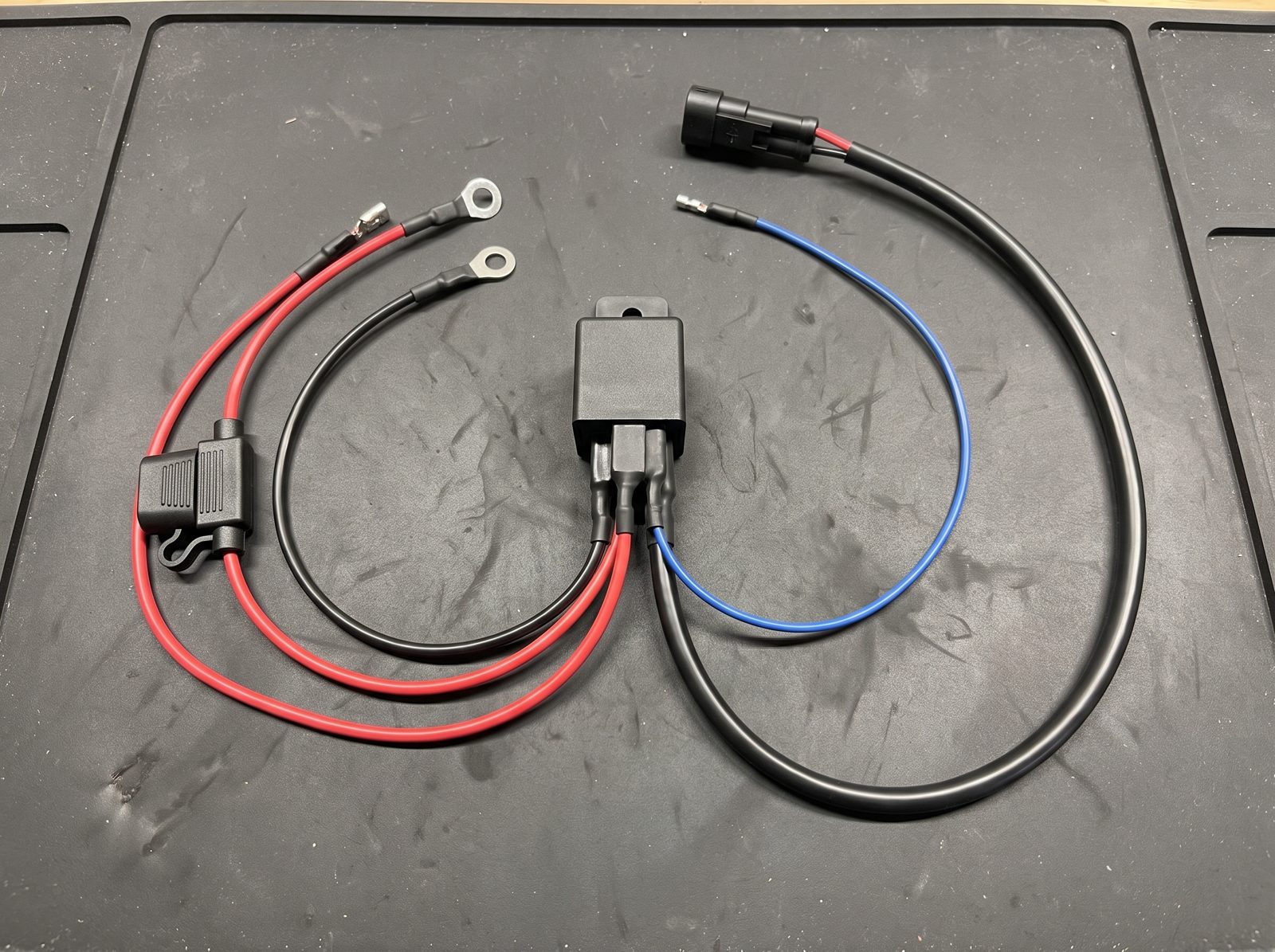 DT-2 reläkabelsats med relä, säkringshållare, röd, svart och blå kabel samt kontakt till rampen